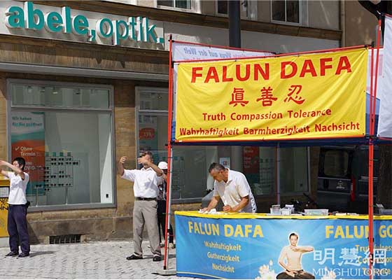 Image for article Des visiteurs internationaux découvrent le Falun Dafa et condamnent le PCC pendant le festival de Bayreuth