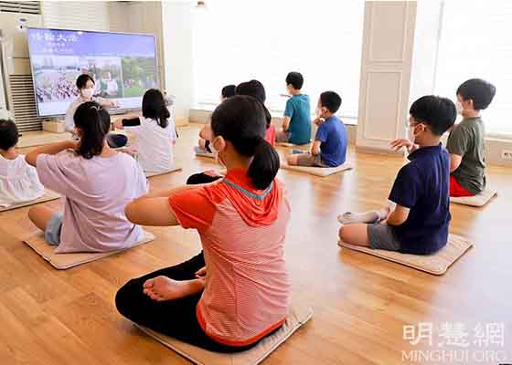 Image for article Séoul, Corée du Sud : Un atelier de Falun Dafa de neuf jours pour les enfants a eu lieu à la librairie Tianti