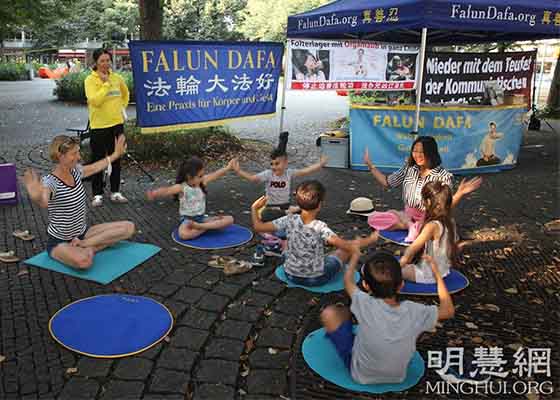 Image for article Des Allemands consternés par la persécution du Falun Dafa par le régime chinois