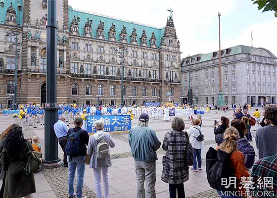 Image for article Allemagne : Un membre de l'Assemblée nationale fait l'éloge du Falun Dafa et condamne le régime chinois