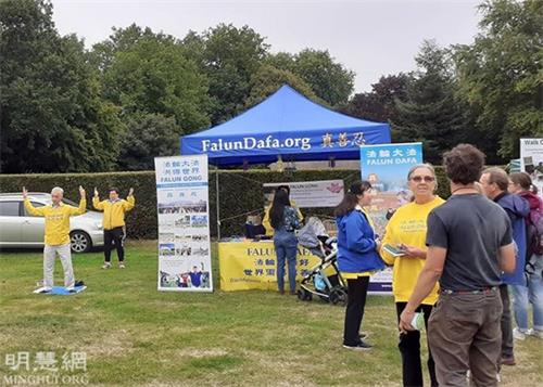 Image for article Le stand du Falun Dafa très populaire à l’écofestival de Colchester, Royaume-Uni