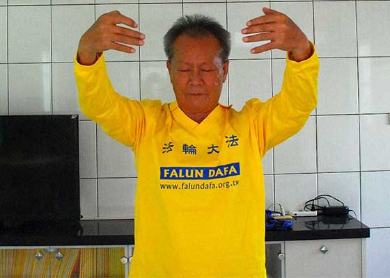 Image for article Des médecins émerveillés par la disparition d'un cancer du côlon de stade IV après un an de pratique du Falun Gong