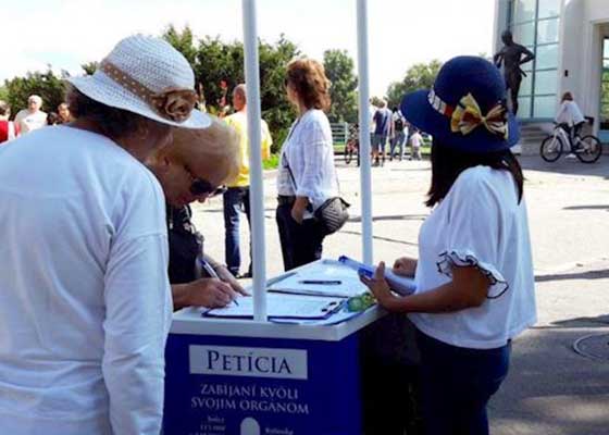 Image for article Slovaquie : Touristes et habitants condamnent la persécution du Falun Dafa par le régime chinois dans la ville de Piešťany