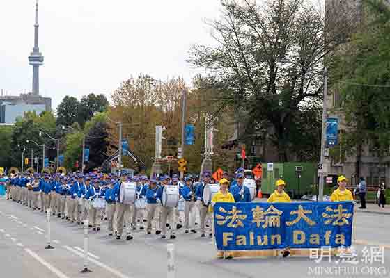 Image for article Toronto, Canada : Le défilé mensuel adopte la tradition et rejette le PCC