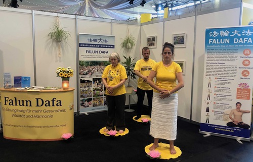 Image for article Le Falun Dafa présenté à InVita – le plus grand salon pour la santé des personnes âgées dans le nord de l’Allemagne