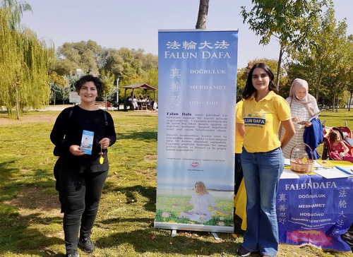 Image for article Turquie : Les pratiquants de Falun Dafa sensibilisent à la persécution en Chine