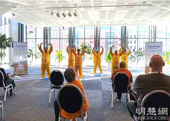Image for article Présentation des exercices de Falun Dafa à la Foire du livre en Suède : « Votre champ d’énergie a des effets curatifs ! »