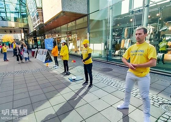 Image for article Les visiteurs du festival culturel de Norrköping en Suède apprennent les exercices de Falun Gong