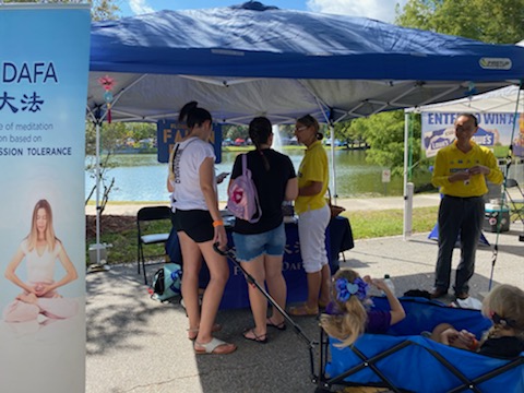 Image for article « Journées de la famille » à Port Orange, Floride : Des visiteurs désireux d’apprendre le Falun Dafa