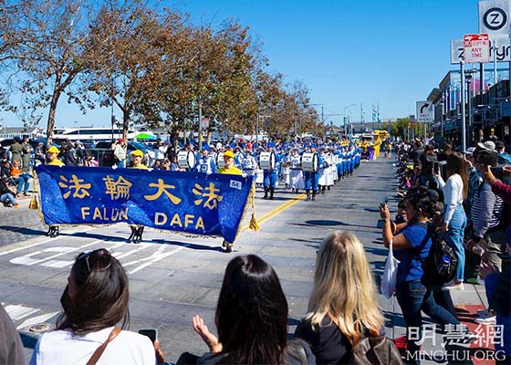 Image for article San Francisco : Un groupe de Falun Dafa participe au défilé du festival du patrimoine italien