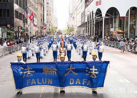 Image for article Le Falun Dafa salué lors de la Columbus Day Parade de New York : « Nous avons tous vraiment besoin d’Authenticité-Bienveillance-Tolérance »