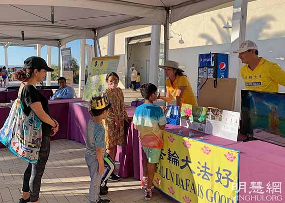 Image for article Irvine, Californie : Présenter le Falun Gong lors du Global Village Festival