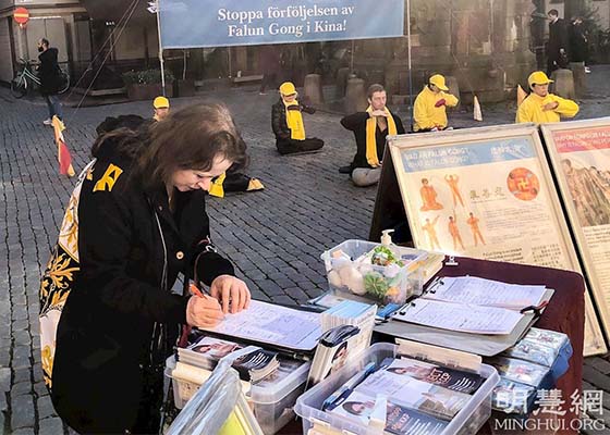 Image for article Suède : Présentation des exercices de Falun Dafa devant le Musée du Prix Nobel à Stockholm