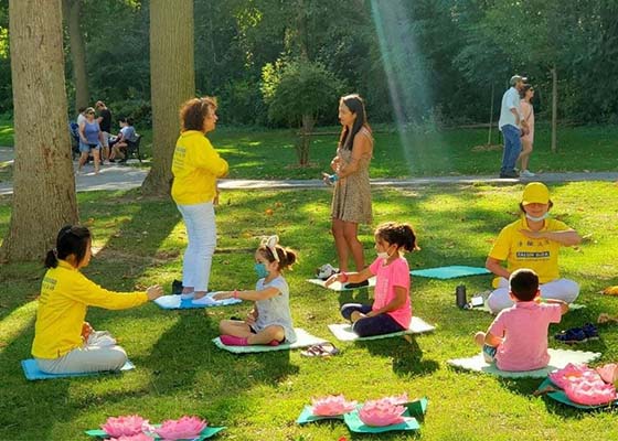 Image for article Canada : Des pratiquants de Falun Dafa présents sur de nombreux sites de pratique le week-end dans la région de Toronto