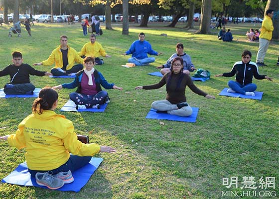 Image for article Argentine : Des gens apprennent les exercices de Falun Dafa lors d’activités organisées à Buenos Aires