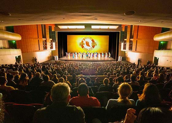 Image for article Shen Yun partage des valeurs « magnifiques » et « inspirantes » avec les amateurs de théâtre de Californie et d’Iowa