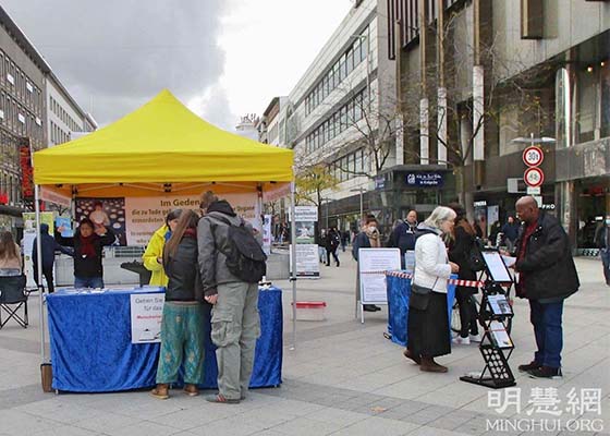 Image for article Des activités devant la gare de Hanovre pour présenter le Falun Dafa et dénoncer la persécution