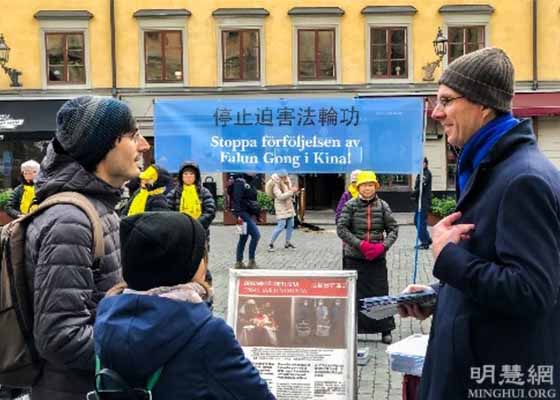 Image for article Stockholm, Suède : Les habitants et les touristes s’informent sur le Falun Dafa lors d’activités devant le musée du prix Nobel