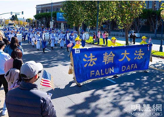 Image for article San Francisco : Des spectateurs apprécient la performance du groupe du Falun Dafa dans le défilé de la Journée des anciens combattants