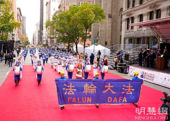 Image for article Les pratiquants de Falun Dafa reçoivent un accueil chaleureux lors du défilé des vétérans de New York