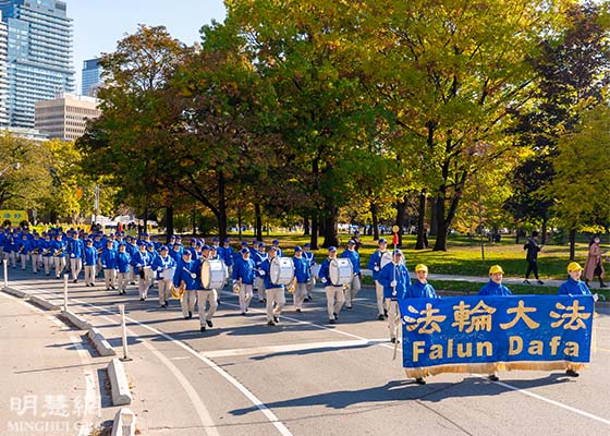 Image for article Le défilé mensuel du Falun Dafa à Toronto « apporte joie et espoir – ce dont le monde a besoin maintenant »