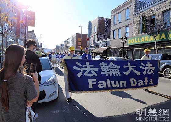 Image for article Montréal, Canada : Les pratiquants de Falun Dafa sensibilisent le public et réclament la fin de la persécution