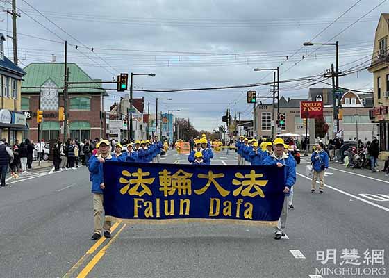 Image for article Philadelphie : Le Falun Dafa reçoit un bel accueil au défilé de Thanksgiving