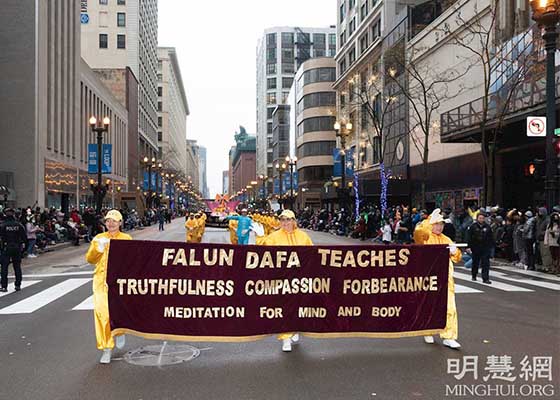 Image for article Chicago : Le Falun Dafa chaleureusement accueilli au défilé de Thanksgiving