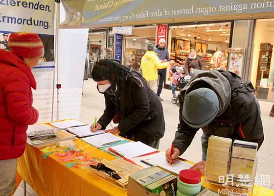 Image for article Des activités pour éveiller les consciences à propos du Falun Dafa applaudies par les citoyens d’Augsbourg