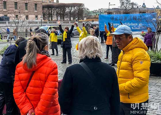 Image for article Stockholm, Suède : Des touristes remercient les pratiquants de leur parler du Falun Gong