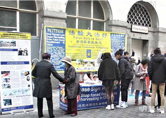 Image for article Londres : Avec la hausse de la circulation piétonne, les pratiquants de Falun Dafa organisent des événements pour éveiller les consciences