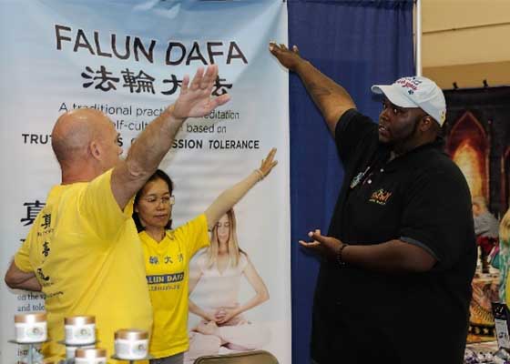 Image for article Floride : Des pratiquants de Falun Dafa se joignent au festival Body Mind Spirit de Tampa