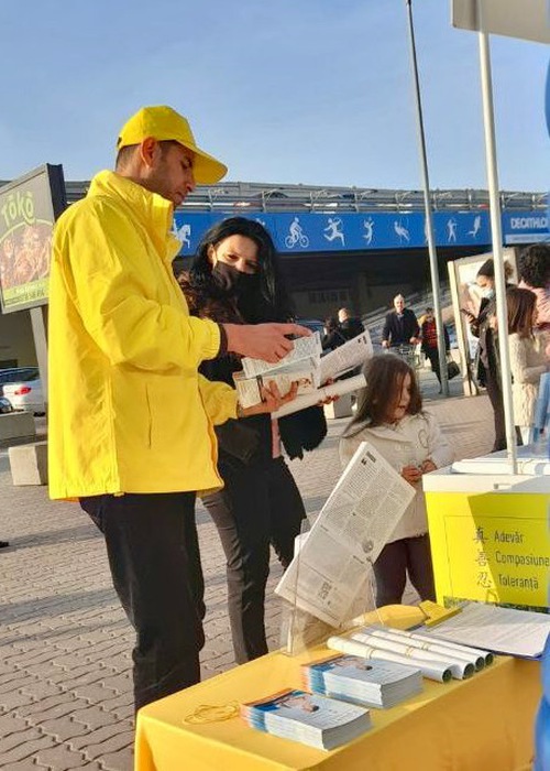 Image for article Roumanie : Présentation du Falun Dafa à Craiova