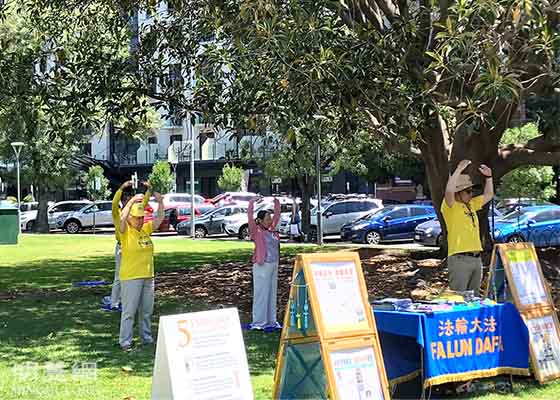 Image for article Adélaïde, Australie : Les gens remercient le Falun Dafa d’avoir apporté un message d’espoir