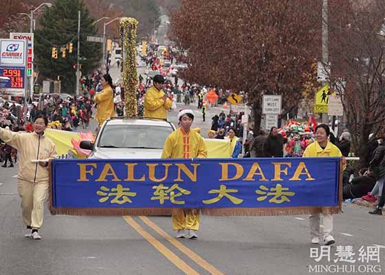 Image for article Maryland : Le groupe du Falun Dafa apporte une « énergie incroyable » au défilé de Noël de Baltimore