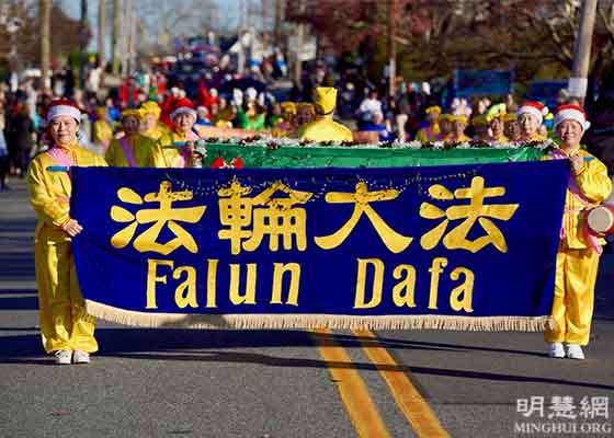 Image for article Elsmere, Delaware : La participation du Falun Dafa au défilé de Noël a été saluée