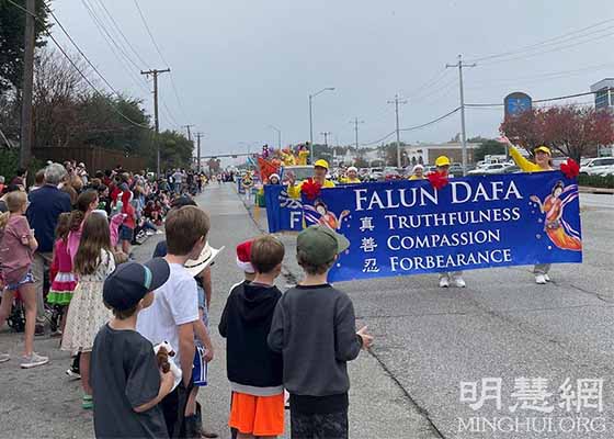 Image for article Texas : Le prix du Grand Marshall est décerné au groupe représentant le Falun Gong lors du défilé de Noël de Richardson