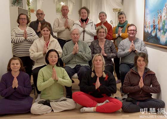 Image for article Suède : Les pratiquants expriment leur gratitude au Maître lors d’un stage de Falun Dafa de neuf jours à Göteborg