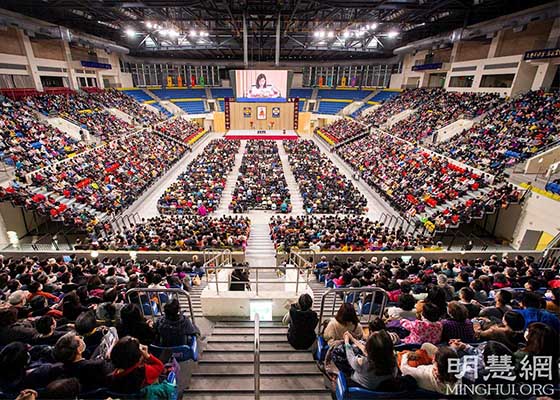 Image for article Taipei, Taïwan : Maître Li adresse ses salutations aux plus de 6000 pratiquants participant à la conférence de partage d’expériences
