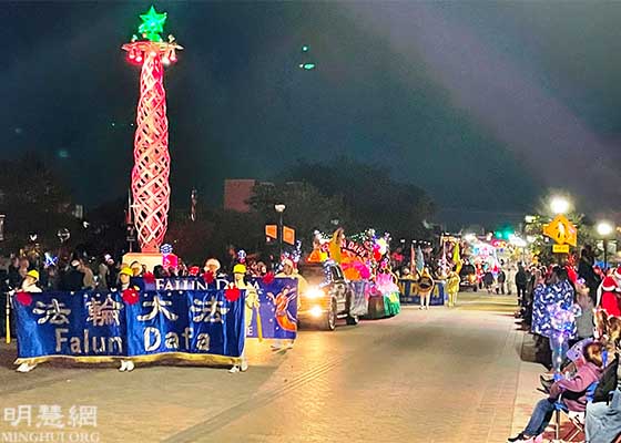 Image for article Texas : Les pratiquants de Falun Dafa participent au défilé des lumières des fêtes d’Arlington