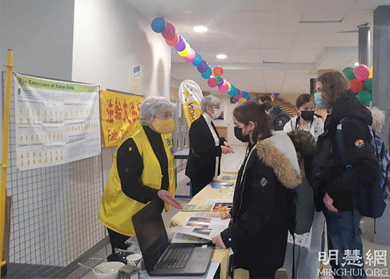 Image for article France : Une professeur présente le Falun Gong aux élèves et aux enseignants de son lycée