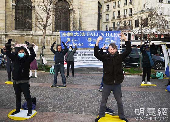 Image for article Entendu devant l’église Saint-Eustache de Paris : « Tout le monde devrait suivre le principe du Falun Dafa »