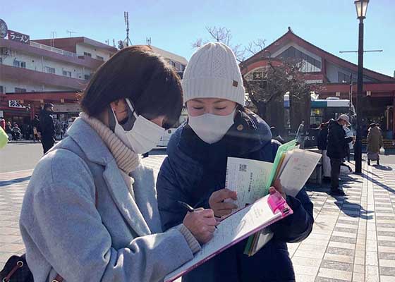 Image for article Kyushu, Japon : Au début de la nouvelle année, les gens signent une pétition pour condamner la persécution du Falun Gong en Chine