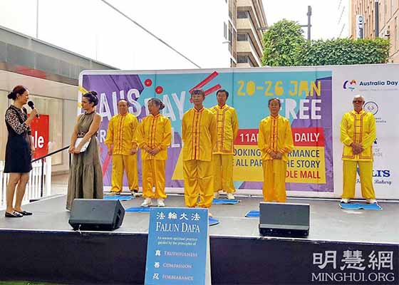 Image for article Australie-Méridionale : La présentation des exercices lors des célébrations de la Fête nationale suscite de l’intérêt pour le Falun Dafa