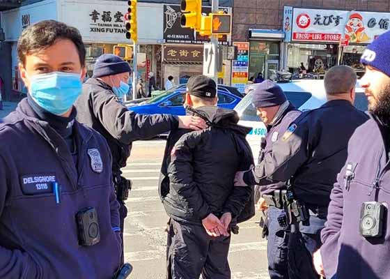 Image for article Flushing, New York : Un suspect a été arrêté et inculpé pour avoir attaqué des stands du Falun Gong