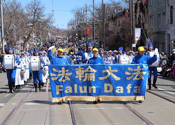 Image for article Toronto, Canada : Le Falun Dafa brille dans le défilé de Pâques