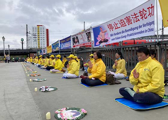 Image for article Les pratiquants de Falun Dafa d’Allemagne organisent des rassemblements devant l’ambassade et les consulats chinois pour commémorer l’Appel du 25 avril