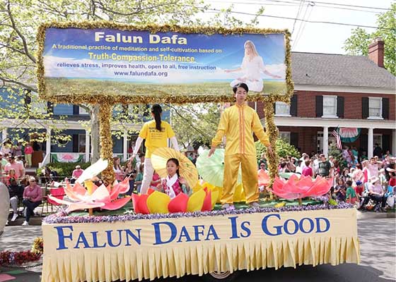 Image for article Winchester, Virginie : Les gens apprennent à connaître le Falun Dafa lors du défilé du Festival Apple Blossom de Shenandoah