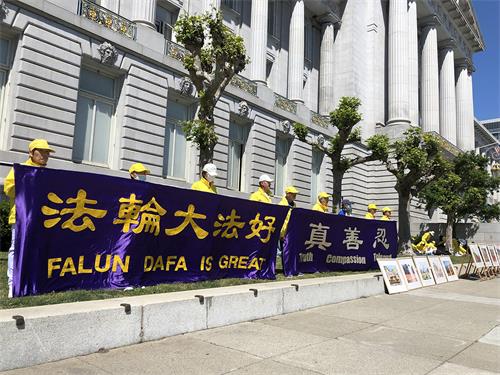 Image for article San Francisco, Californie : Des pratiquants tiennent une activité devant l’hôtel de ville pour présenter le Falun Dafa