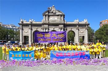 Image for article Les pratiquants de Falun Dafa en Italie et en Espagne célèbrent la Journée mondiale du Falun Dafa et souhaitent respectueusement un joyeux anniversaire au vénérable Maître Li Hongzhi